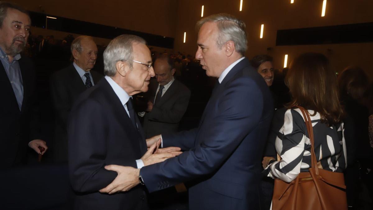 El presidente Jorge Azcón saluda a Florentino Pérez antes del inicio del homenaje a César Alierta.