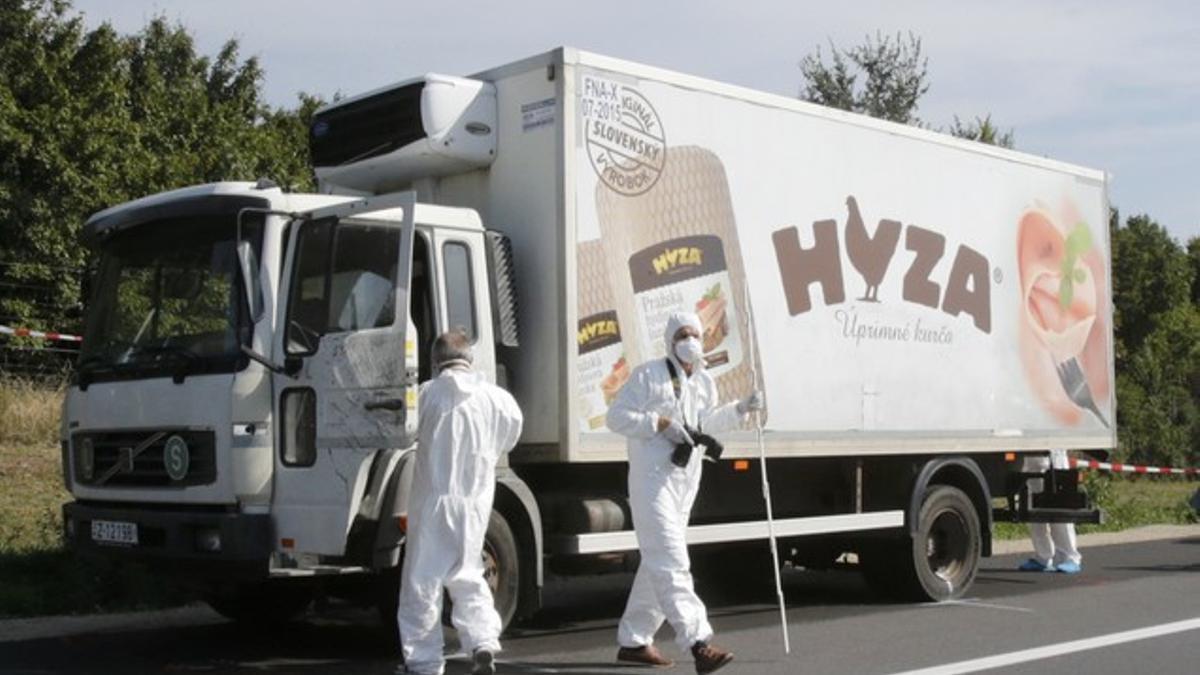 La Policía forense investiga el camión hallado en Austria con decenas de inmigrantes muertos.