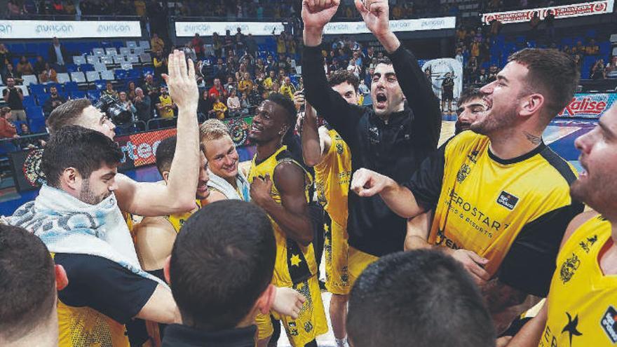 Los jugadores del Iberostar celebran la clasificación copera lograda el domingo.