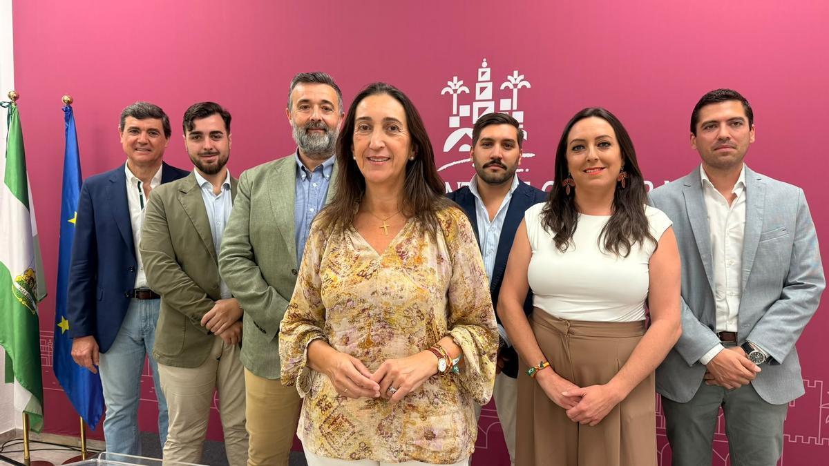 La hasta ahora portavoz de Vox en el Ayuntamiento de Córdoba, Paula Badanelli, acompañada por la nueva portavoz, Marta León, los concejales y nuevos consejeros de Vox.