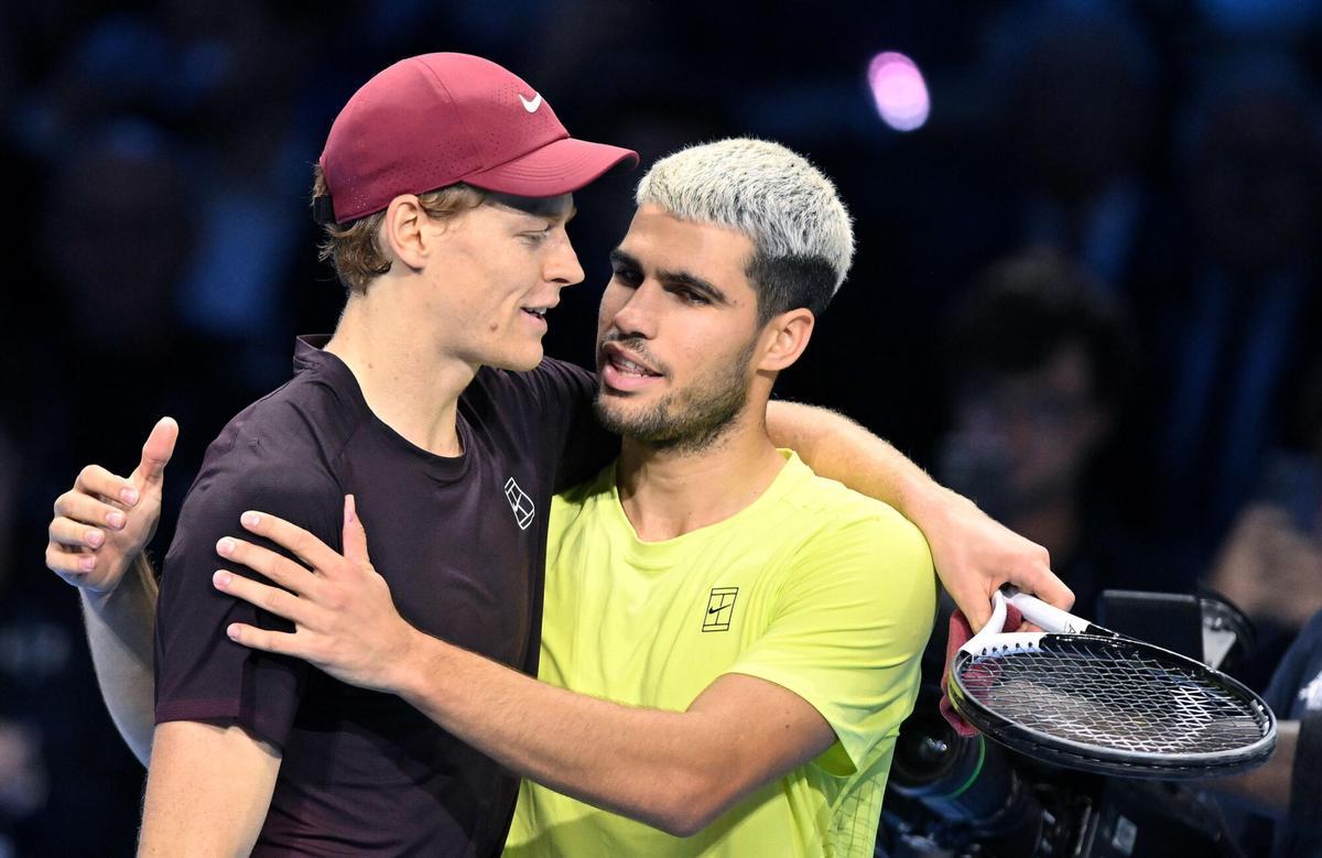 El italiano Jannik Sinner (i) y el español Carlos Alcaraz (d), al término de la final disputada el domingo por el título de las Finales ATP, en Turín (Italia). EFE/ ALESSANDRO DI MARCO