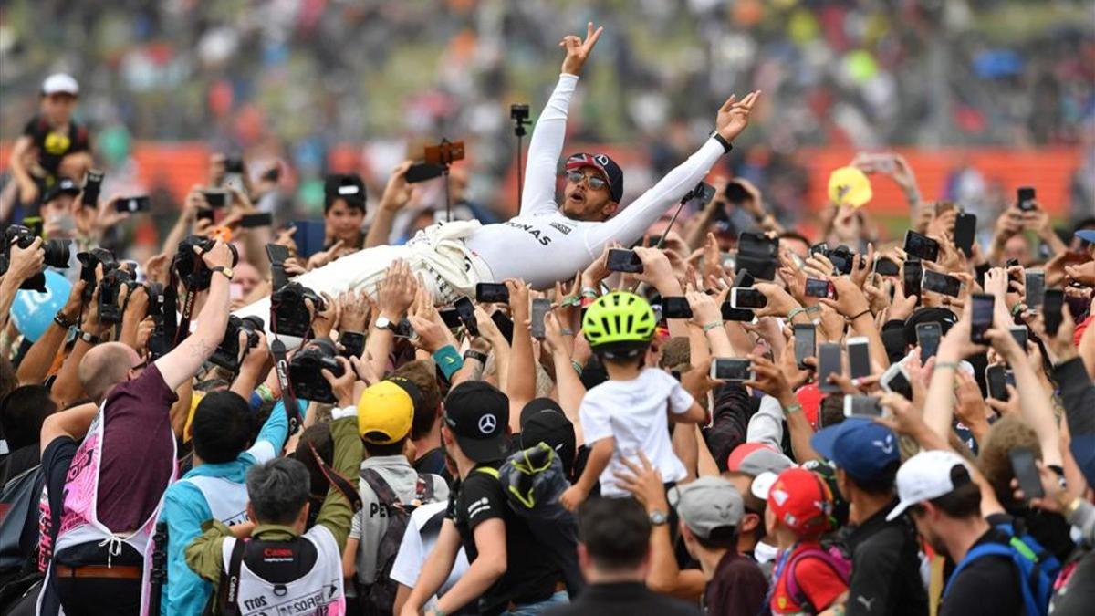 Hamilton, en volandas tras su quinta victoria en Gran Bretaña