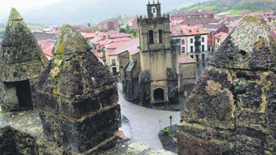 La colegiata, vista entre las almenas del castillo de Salas.