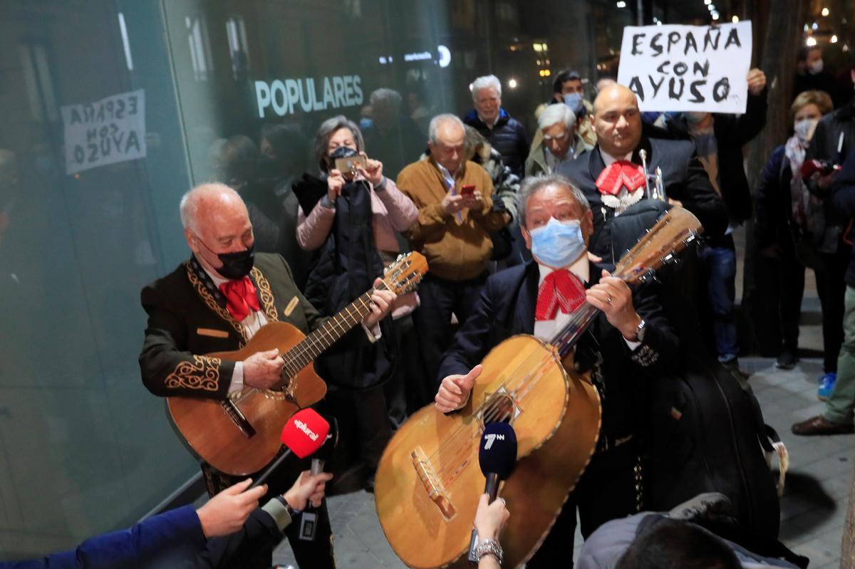 Mariachis a las puertas de la sede central del PP, para pedir la dimisión de Pablo Casado.