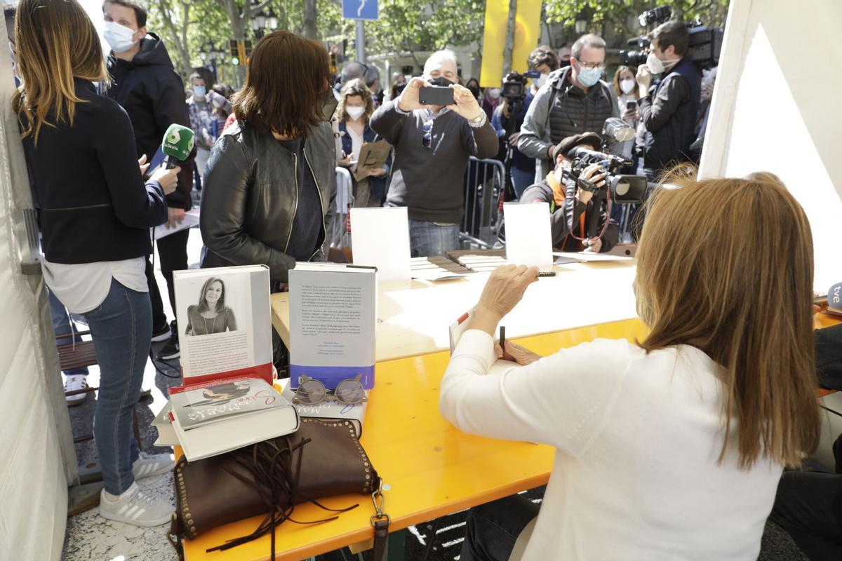 BARCELONA 23/04/2021 Icult. Sant Jordi descentralizado. Passeig De gràcia. Zona perimetralizada. María Dueñas FOTO de Ferran Nadeu