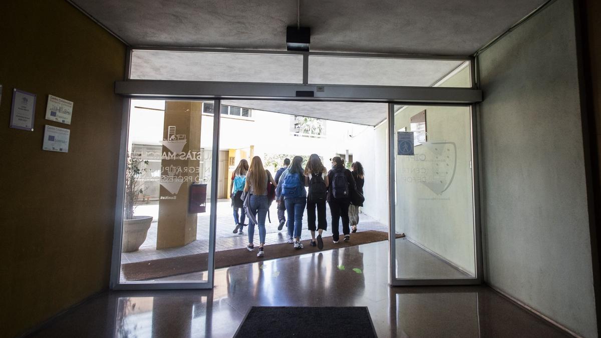 Un grupo de estudiantes, a la salida de un instituto en imagen de archivo.