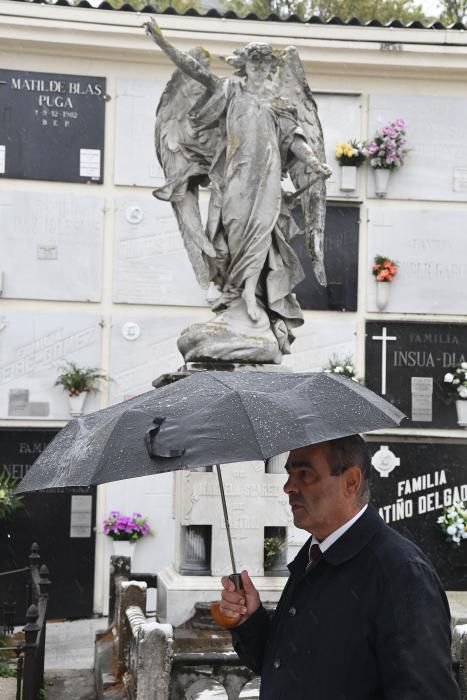 A Coruña despliega paraguas para recibir la lluvia