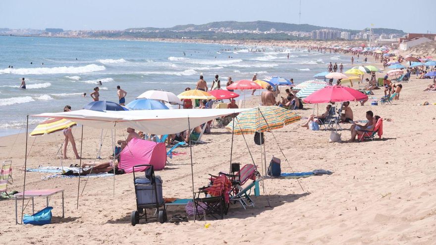 Bañistas en el litoral ilicitano, con sus sombrillas en primera línea, en una imagen de archivo.
