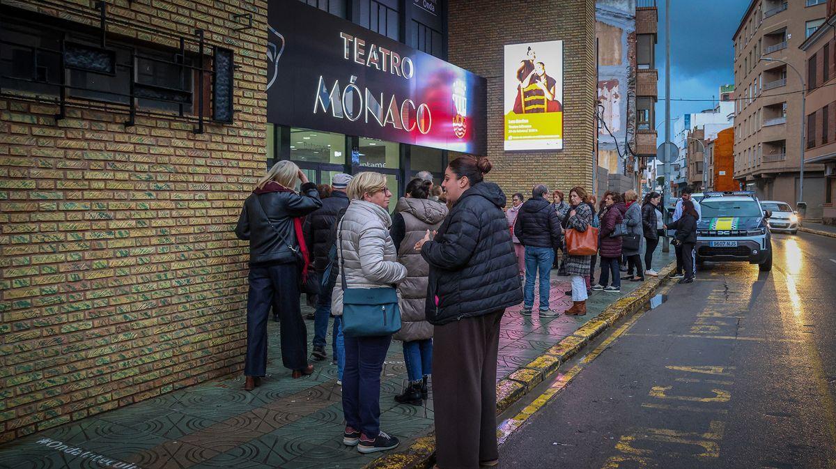 El Teatro Mónaco se llenó para una representación teatral.