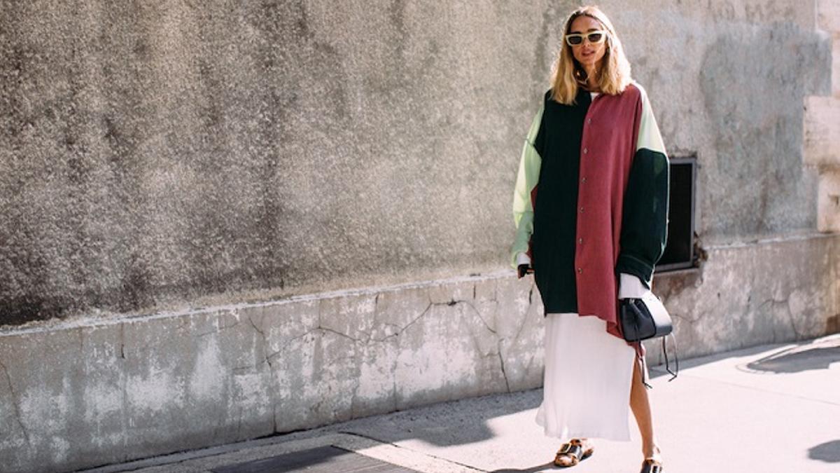 Look con cárdigan oversize y vestido lencero visto en el 'street style' de París