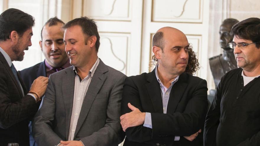 Barcala (PP) conversa con Bellido (Compromís), en presencia de Echávarri (PSOE) y Pavón (Guanyar)