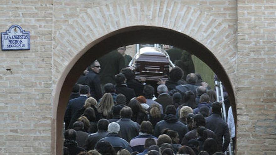 Féretro con los restos mortales de Enrique Morente en el cementerio de Granada.