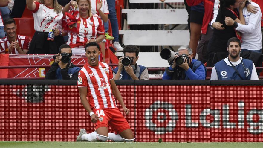 Un triplete de Lázaro Vinícius acerca al Almería a la salvación (3-0)