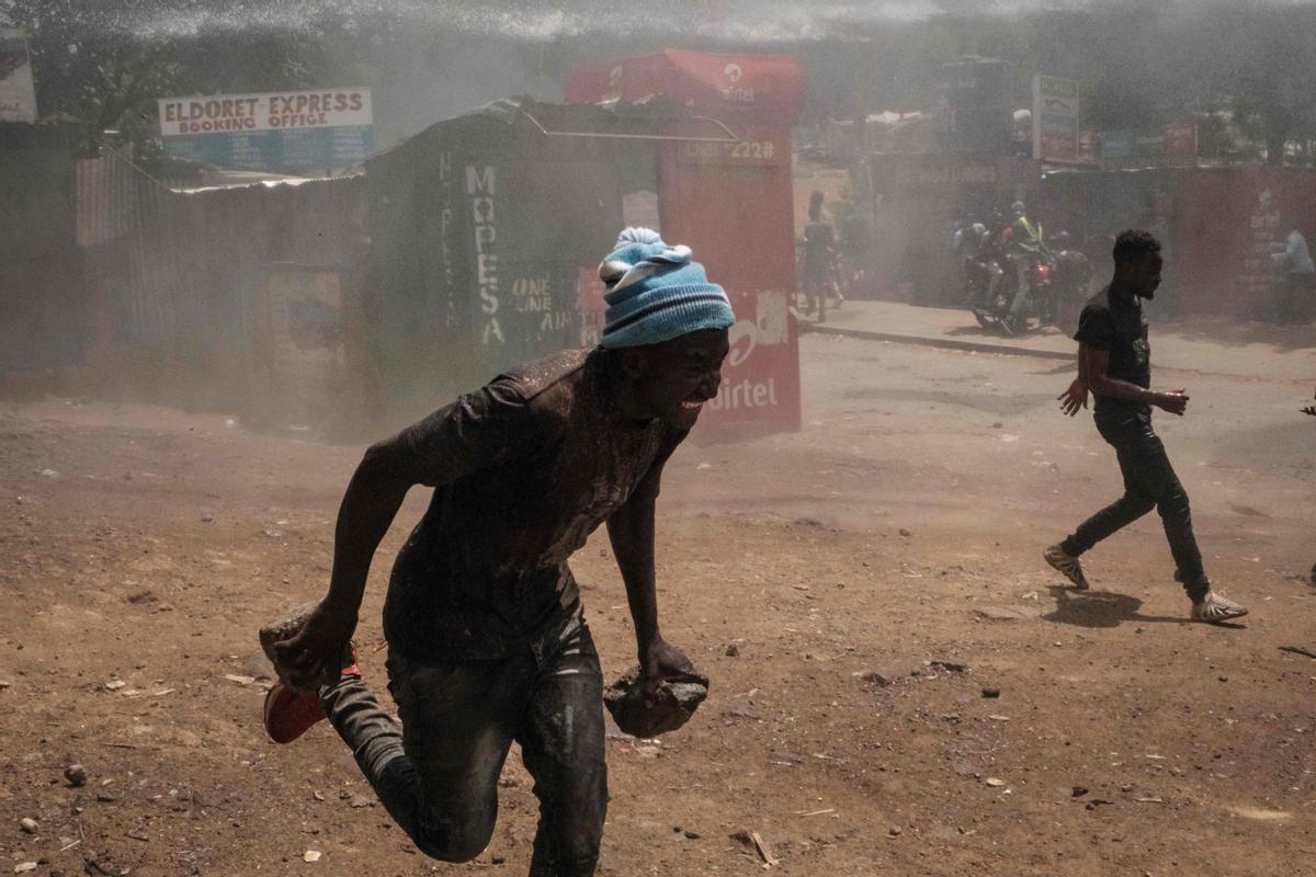 Protesta masiva convocada por el líder de la oposición Raila Odinga, afirma que le robaron las últimas elecciones presidenciales de Kenia y culpa al gobierno por el aumento del costo de vida en Nairobi.