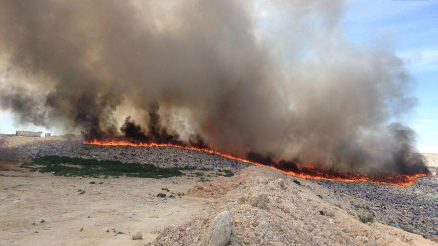 Fuego en el vertedero de Cañada Hermosa