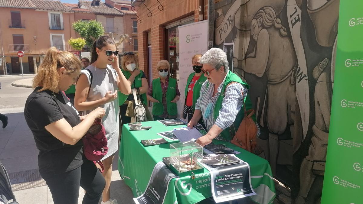 Voluntarias de la AECC de Toro informan sobre la nueva campaña en el Día Mundial sin Tabaco