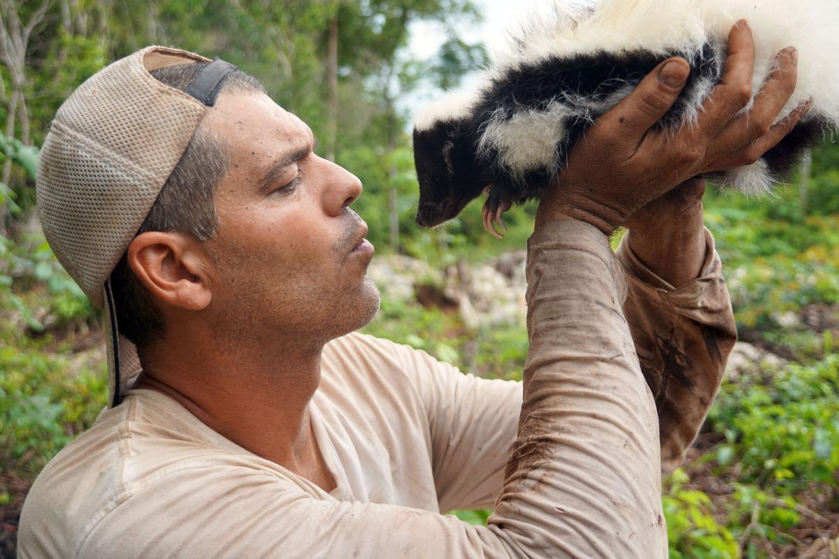 Frank Cuesta con una mofeta en sus manos.