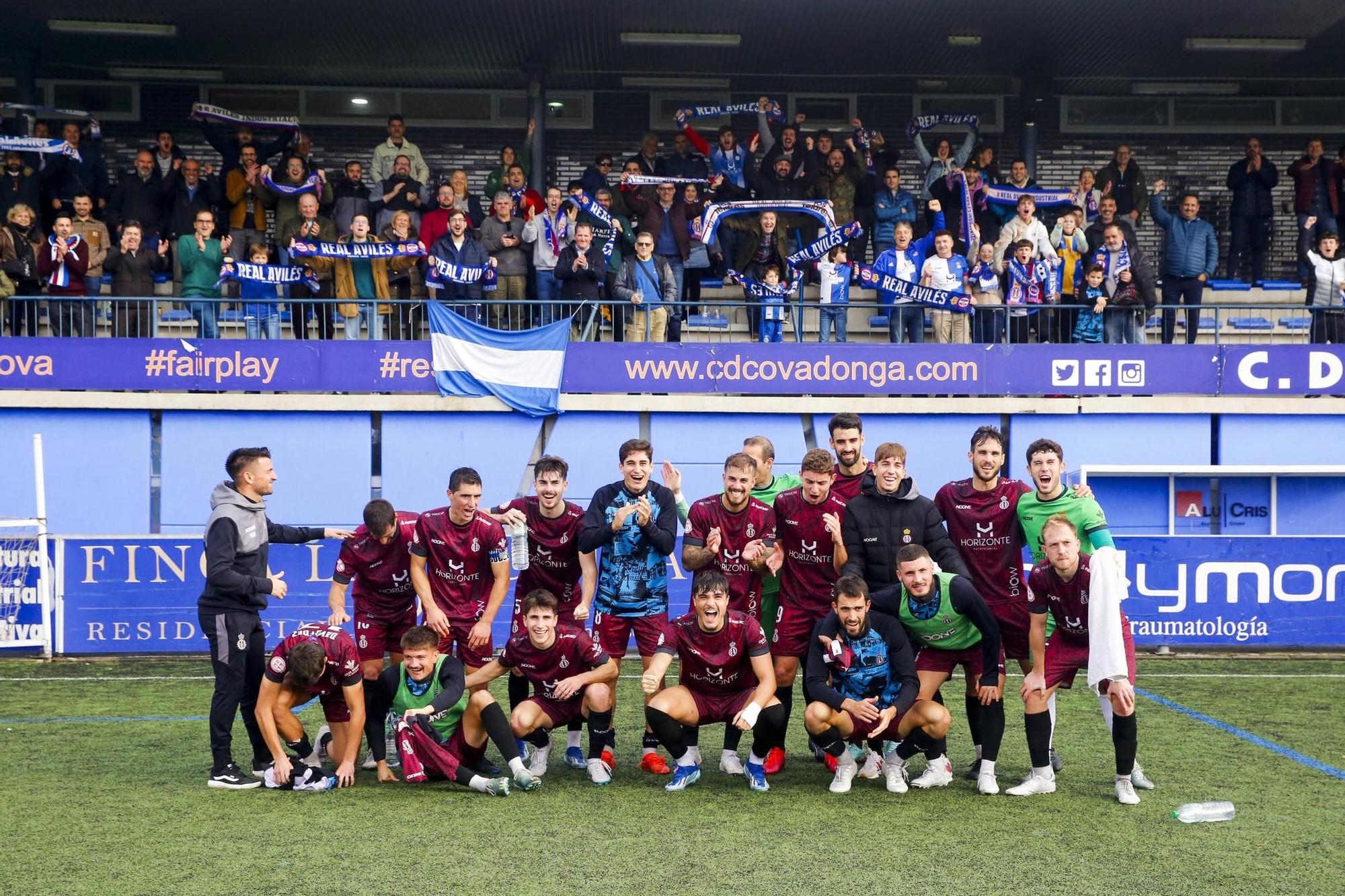 Las imágenes de la victoria del Avilés en el campo del Covadonga: segunda consecutiva de los blanquiazules