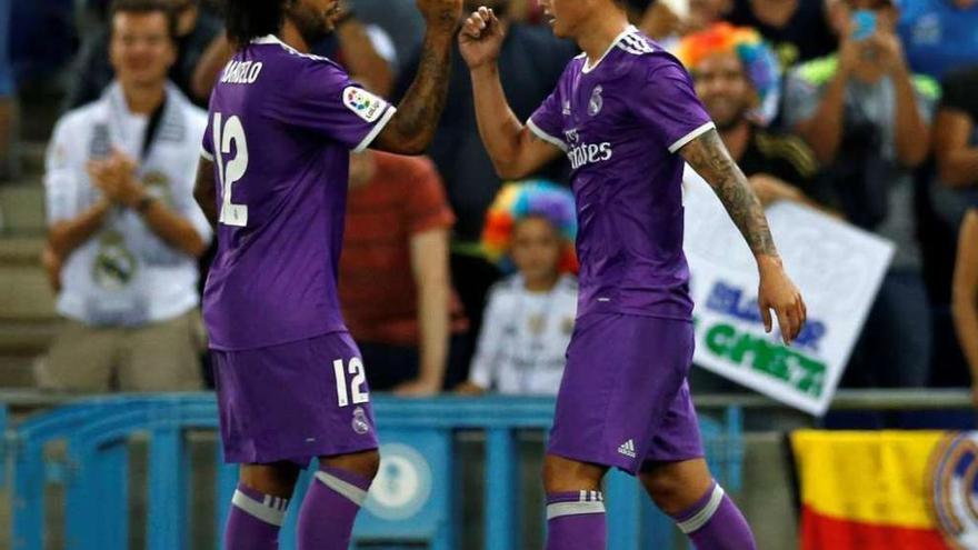 El brasileño Marcelo y el colombiano James Rodríguez celebran el primer gol del Madrid. // Reuters