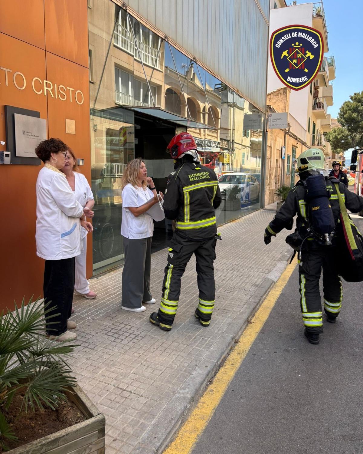 Bombers de Mallorca y el personal sanitario, este miércoles, durante el simulacro de incendio del centro de salud de Porto Cristo.