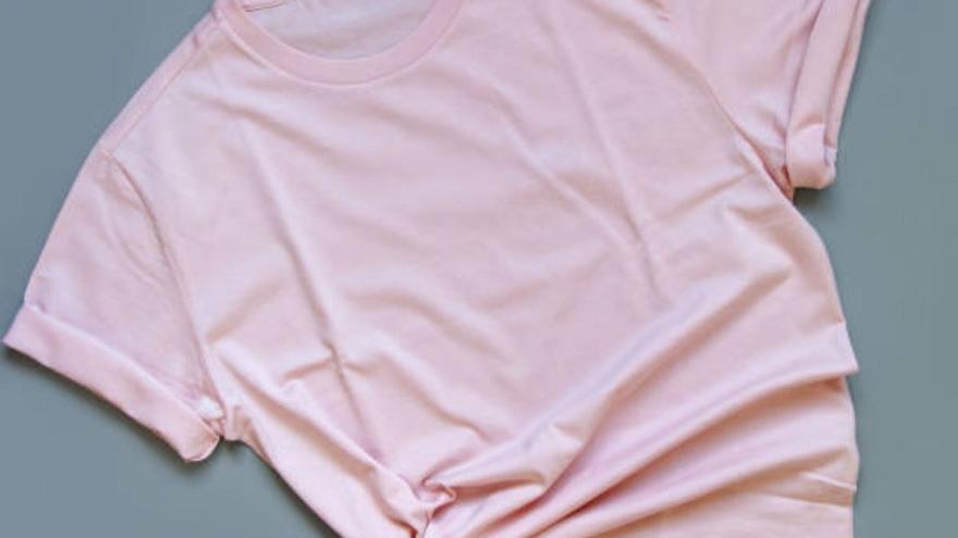 El truco para recuperar el blanco de las prendas que se han desteñido de rosa