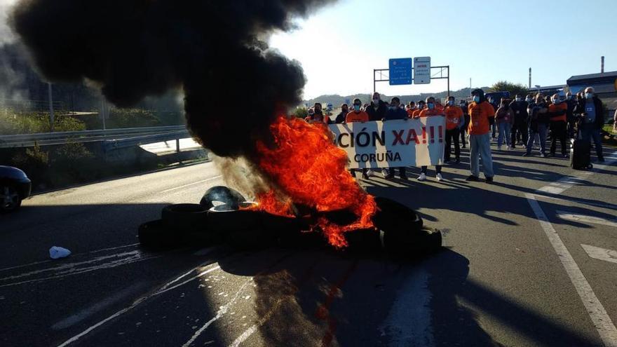 Concentración de trabajadores de Alú Ibérica frente a la factoría.