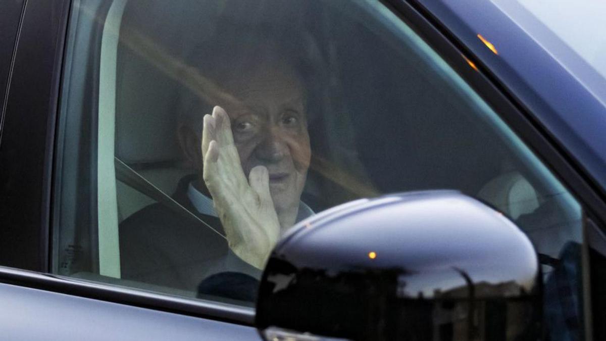 Juan Carlos I saluda desde el coche a su llegada a Sanxenxo