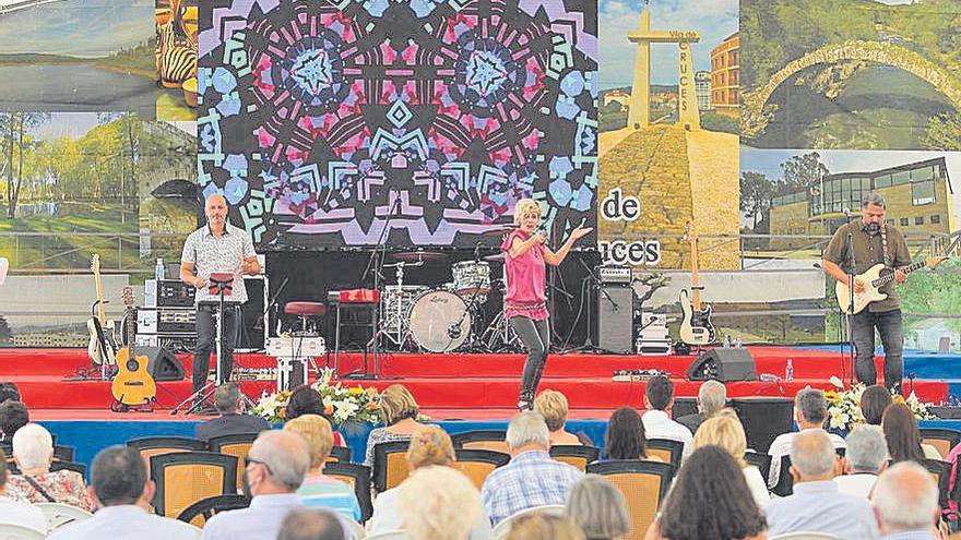 Actuación de Lys Pardo durante el certamen gastronómico.