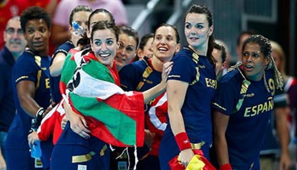 L’equip femení d’handbol espanyol celebra la seva medalla de bronze.