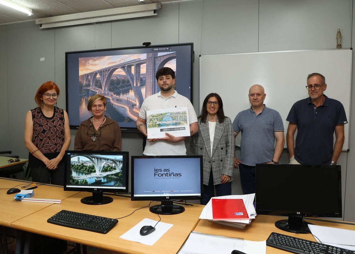 Raúl García, con imágenes de su proyecto, junto a profesores y directivos del IES As Fontiñas.