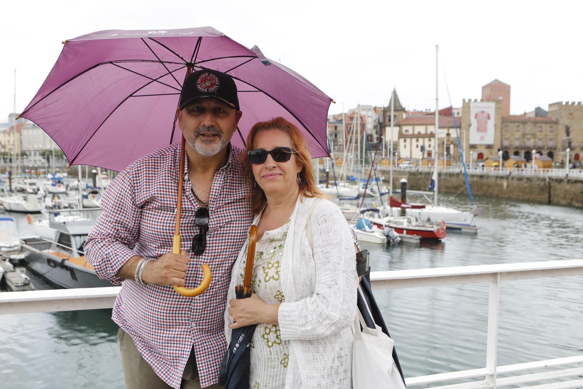 En imágenes: Los turistas, preparados para las lluvias asturianas