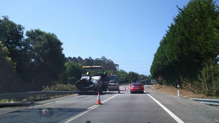 El vial de acceso al corredor VG-4.5 que enlaza con Cangas, ayer en obras. // Santos Álvarez