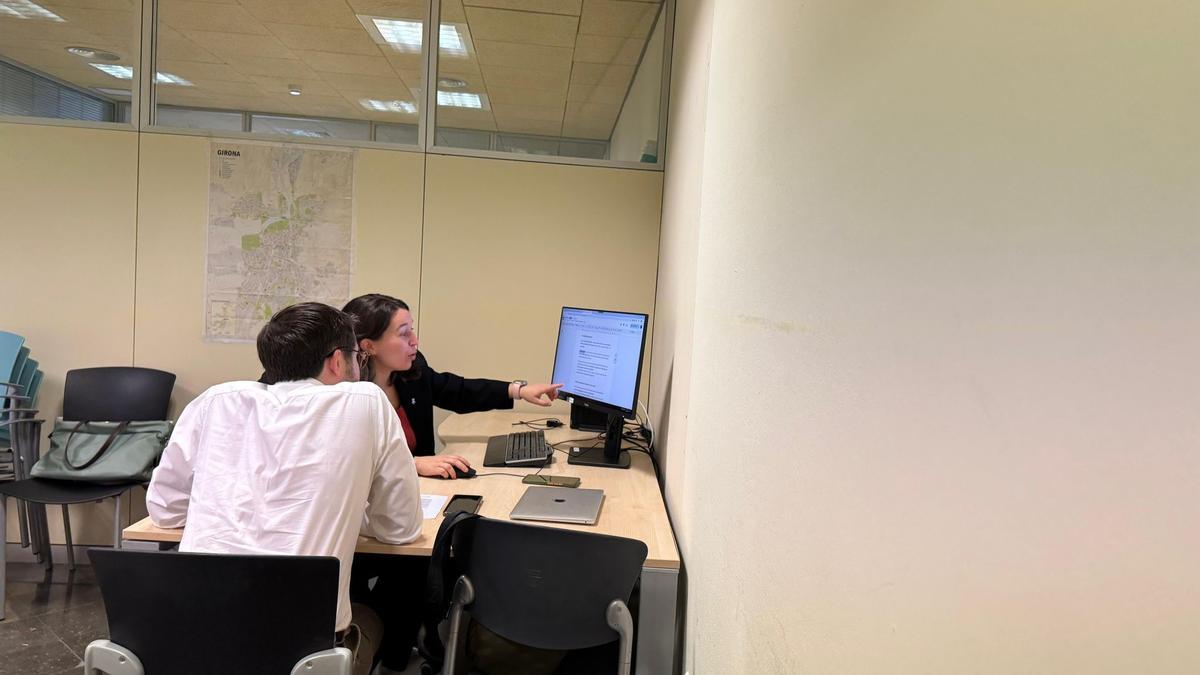 Ferran Rafa i Bea Esporrín repassant les al·legacions.