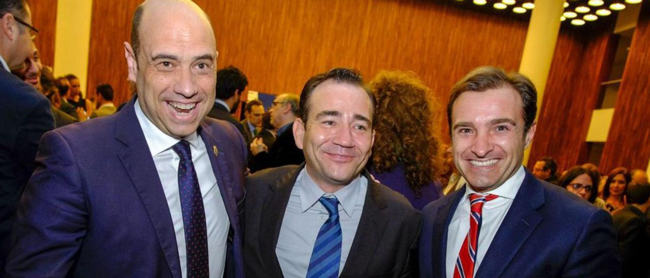 Gabriel Echávarri, Manuel Illueca y Carlos Parodi, en una gala de Importantes.