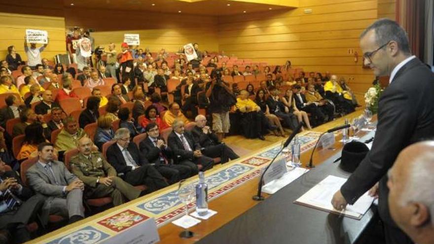 Los manifestantes en varios momentos de sus protestas en el acto de ayer. / carlos pardellas