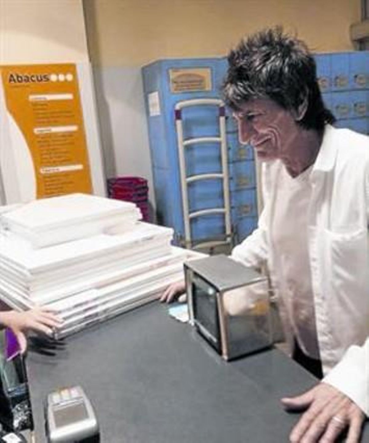 Ron Wood compra a Abacus tela per pintar_MEDIA_1 Ron Wood compra a Abacus tela per pintar_MEDIA_1