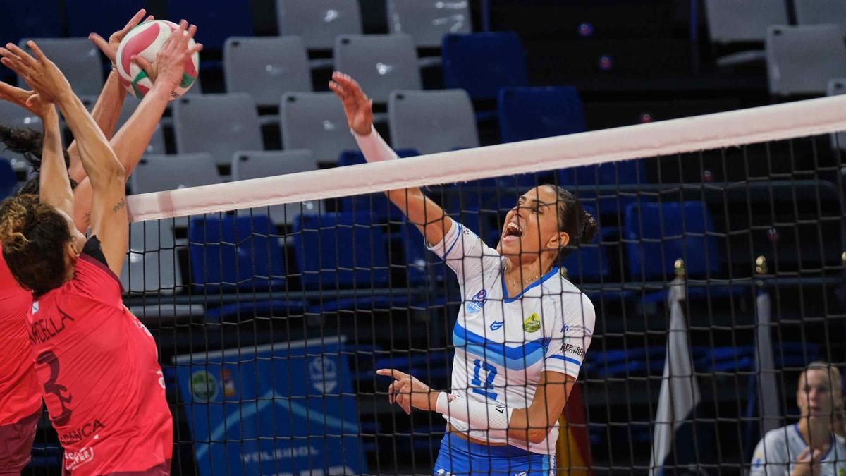 Lisbet Arredondo remata en el partido de la Supercopa ante el Emevé la temporada pasada.