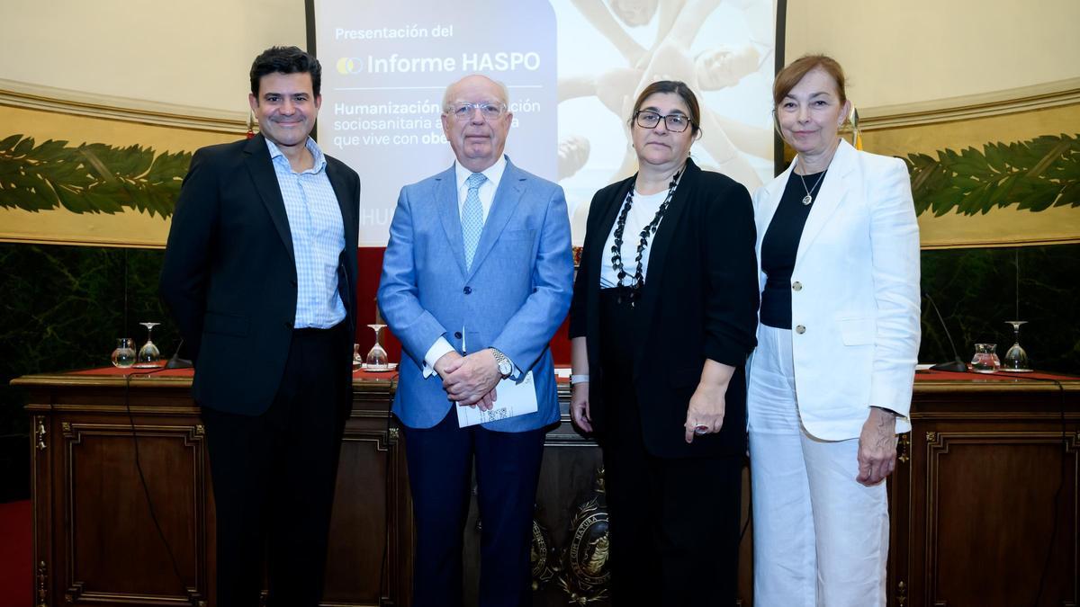 De izquierda a derecha: Rodrigo Gribble, director general Novo Nordisk; Prof. Eduardo Díaz-Rubio, presidente RANME; Almudena Santano Mangariño, patrona y secretaria de la Fundación Humans; Celia García Menéndez, directora general de Humanización, Atención y Seguridad del Paciente. Comunidad de Madrid.