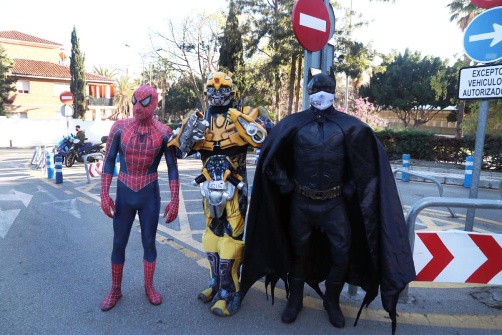 El Materno Infantil recibe la visita sorpresa de Spiderman