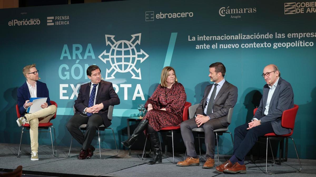 Los representantes de ALIA, Ebroacero, la Asociación de Industrias Agroalimentarias de Aragón y Bodegas Aragonesas expusieron su visión del comercio exterior en una mesa redonda.
