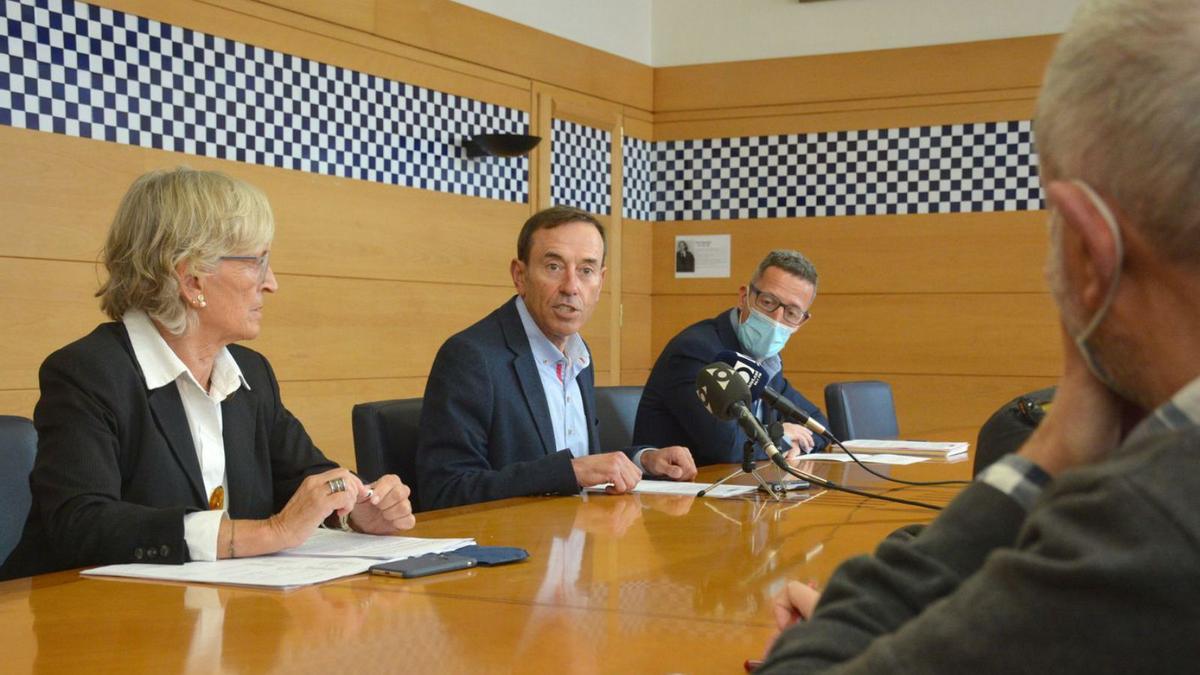 L’alcalde Pep Berga i els regidors Montse Torras i Estanis Vayreda, presentant el pressupost ahir. | AJUNTAMENT D’OLOT