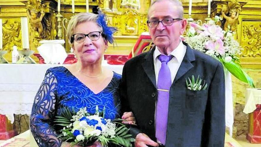 Antonia Bermejo y Eloy Alonso posan tras la ceremonia religiosa oficiada en Villardondiego. | Cedida