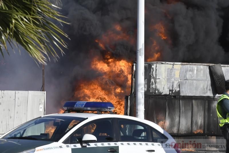 Imponentes llamas devoran una nave en Santomera