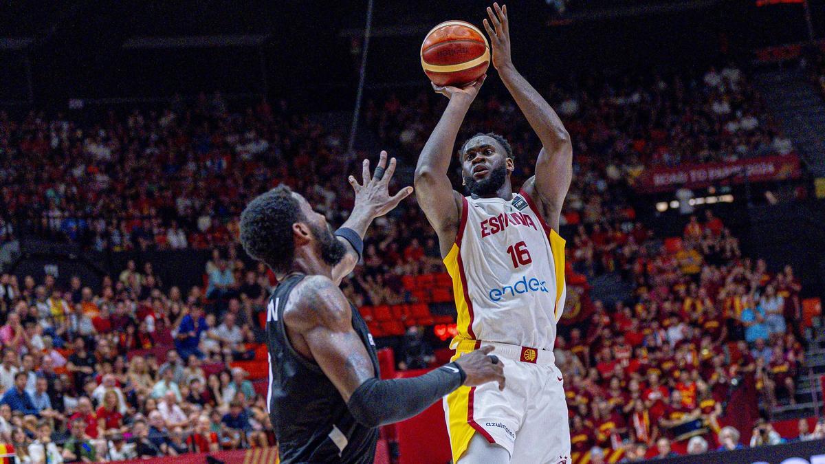 Usman Garuba lanza a canasta defendido por Ayton