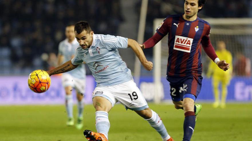 Jota persigue a Jonny, en un partido de la pasada temporada. // M.G. Brea