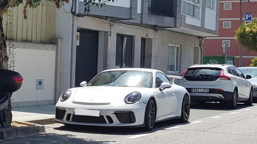 Uno de los coches de lujo que se encuentran en la villa meca.