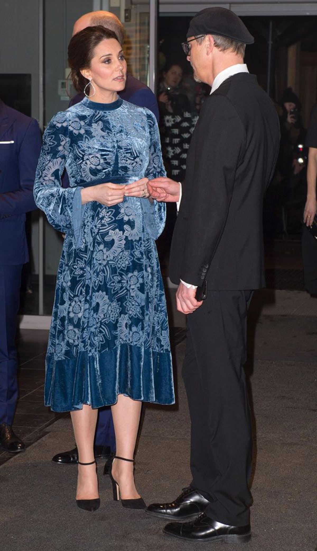 Kate Middleton en Suecia con vestido azul de terciopelo de Erdem