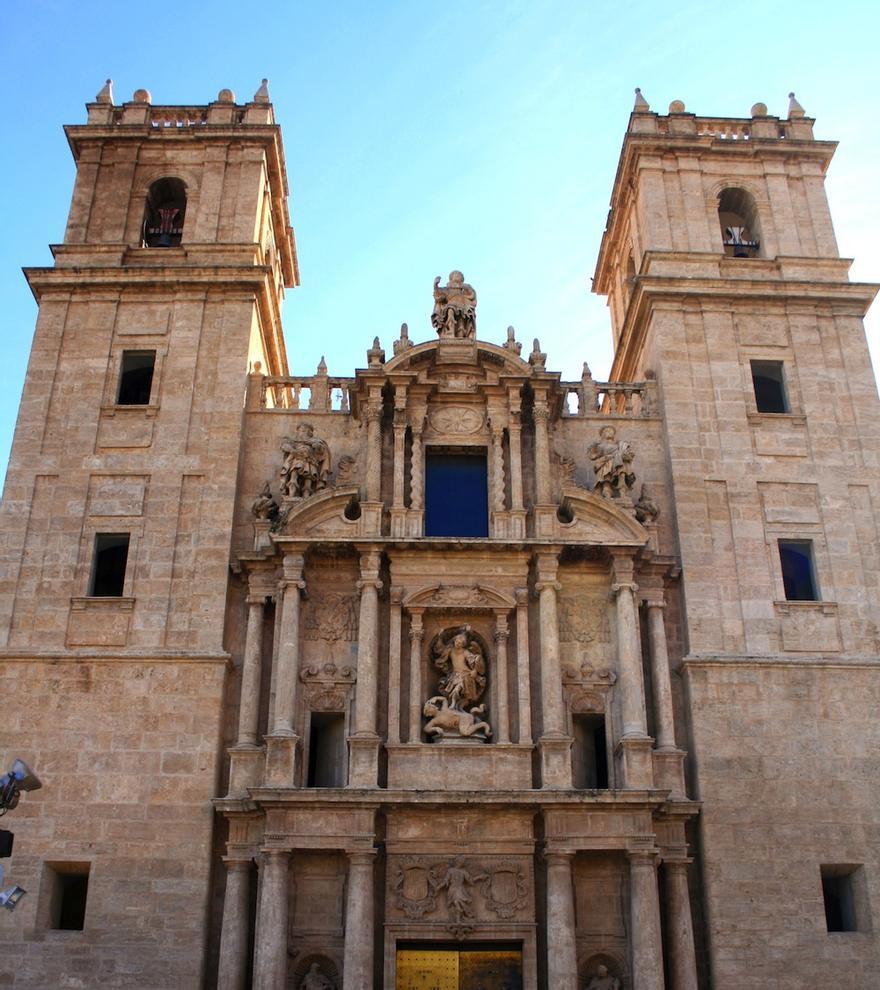 San Miguel y los tres Reyes Magos, con Baltasar arriba, en la fachada de la iglesia.