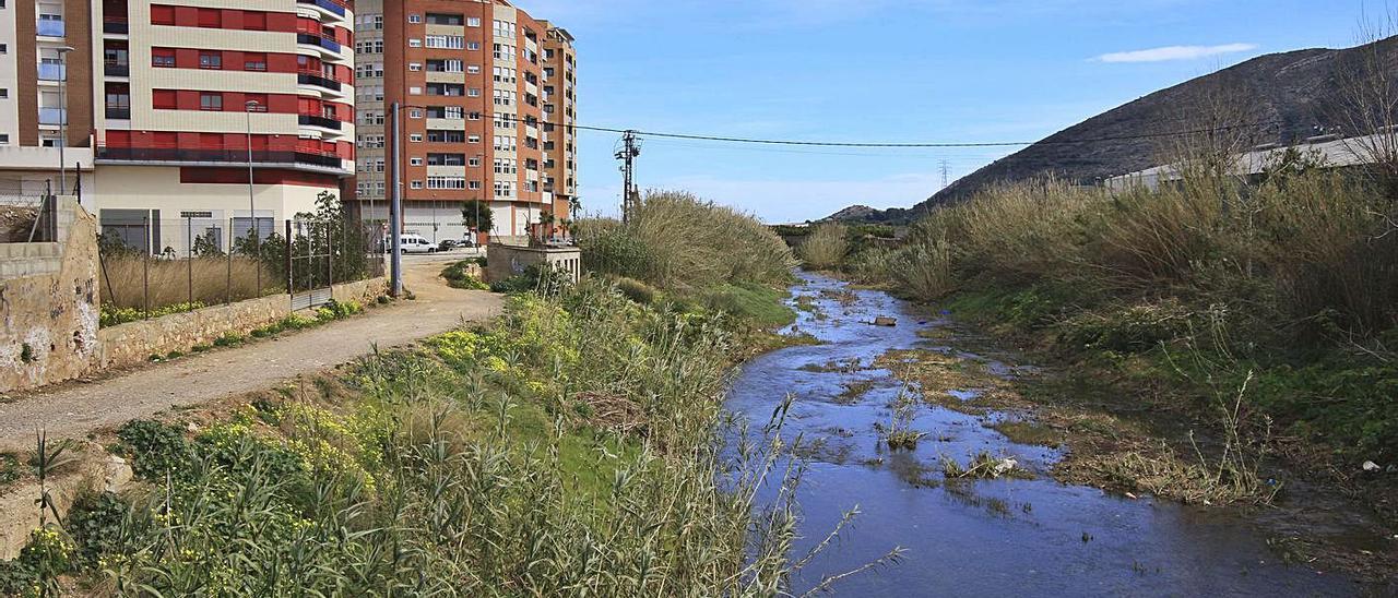 El río Vaca a su paso por Tavernes, con la urbanización Vergeret a la izquierda. | XIMO FERRI