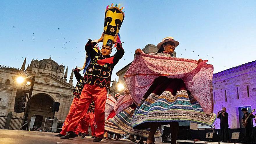 Actuación dentro del Festival Internacional de Folklore.